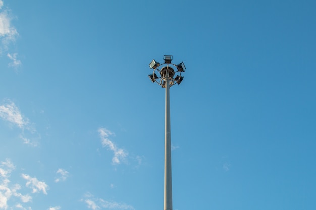 Pfostenscheinwerfer hoch am blauen Himmel