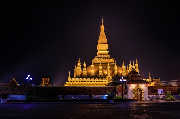 Pha That Luang una estupa budista de oro en la noche