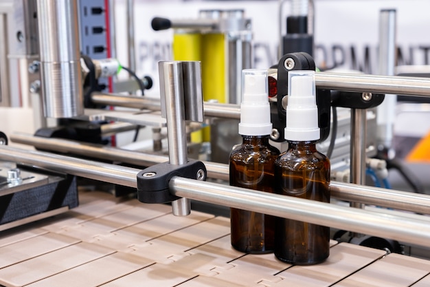 Pharmaindustrie, Medizinpillen füllen die Flasche auf dem Maschinenförderer der Produktionslinie in der medizinischen Fabrik