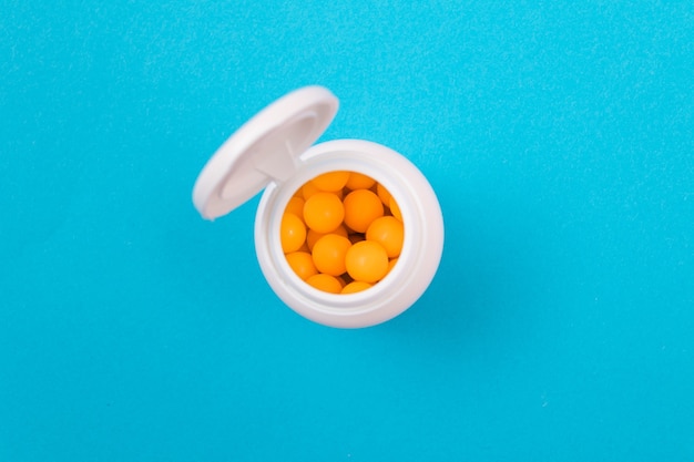 Pharmaindustrie und Arzneimittel gelbe Vitamine