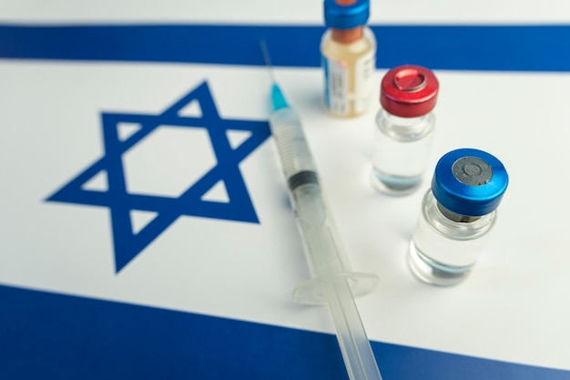 Pharmakologie und Medizin Israel Konzept Impfstoff gegen Coronavirus covid nationale pharmakologische Industrie Impfstoffampullen Spritze vor dem Hintergrund der Nationalflagge