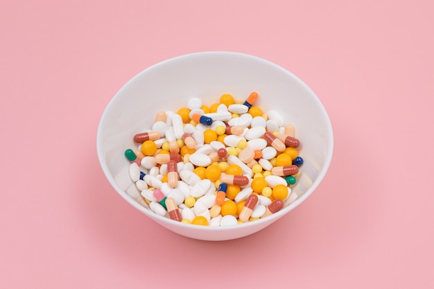 Pharmazeutische Industrie und Arzneimittel farbige Pillen in weißer Schale