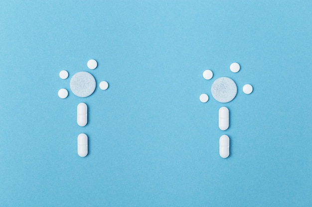 Pharmazeutische Medizin Pillen Tabletten in Form von Blumen auf blauem Hintergrund Optimismus und Gesundheitswesen