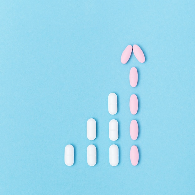 Pharmazeutische Pillen, Kapsel liegen auf blauer Oberfläche, Virusverteilung. Gesundheitsvorsorge. Medizinischer Hintergrund. Draufsicht. Speicherplatz kopieren