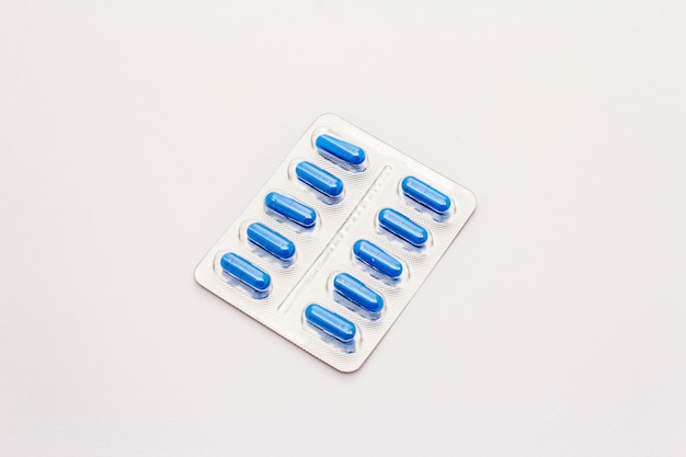 Pharmazeutische Tabletten, Marineblau-Kapseln in der Blisterpackung lokalisiert auf weißem Hintergrund