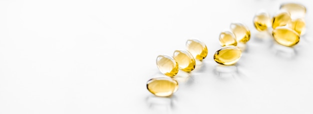 Pharmazeutisches Branding und Wissenschaftskonzept Vitamin D und goldene Omega-Pillen für eine gesunde Ernährung...