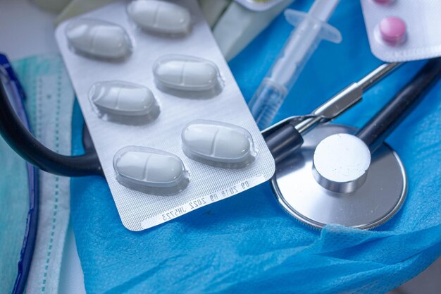 pharmazeutisches konzept antibiotische pillen und stethoskop