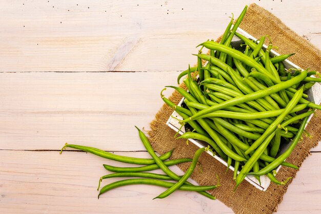 Phaseolus vulgaris, judías verdes o judías verdes en caja de madera