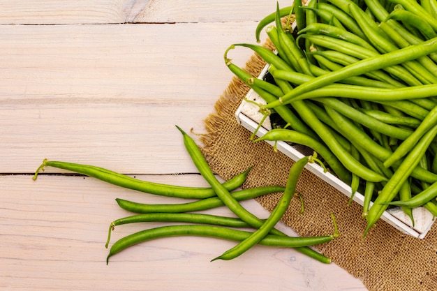 Phaseolus vulgaris, judías verdes o judías verdes en caja de madera