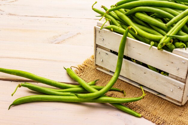 Phaseolus vulgaris, judías verdes o judías verdes en caja de madera