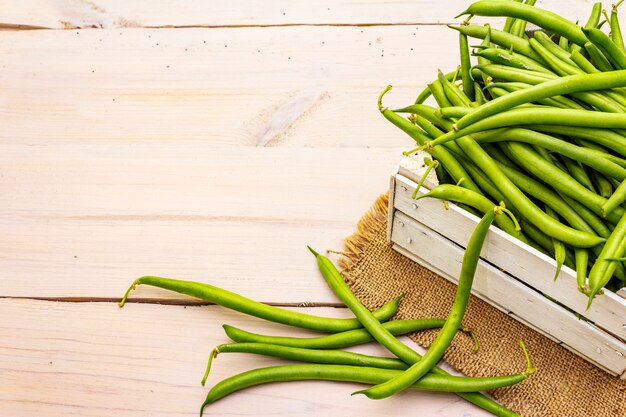 Phaseolus vulgaris, judías verdes o judías verdes en caja de madera