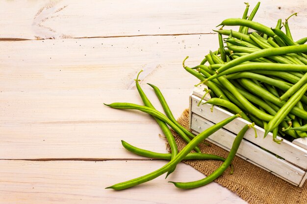 Phaseolus vulgaris, judías verdes o judías verdes en caja de madera