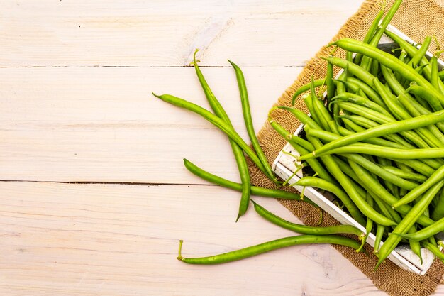 Phaseolus vulgaris, judías verdes o judías verdes en caja de madera