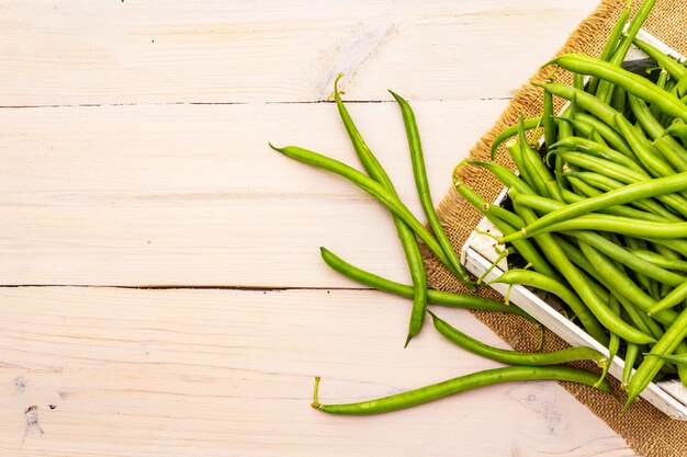 Phaseolus vulgaris, judías verdes o judías verdes en caja de madera