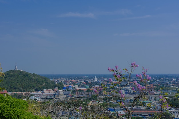 Phetchaburi-Stadt von einem hohen Winkel in Thailand.