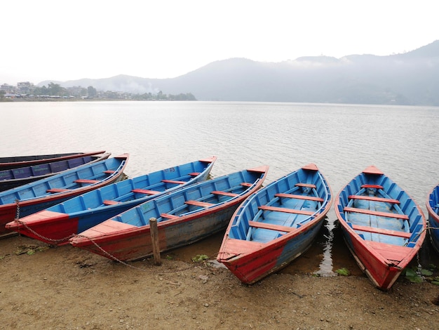 Phewa Tal o lago de agua dulce Fewa en Pokhara de Gandaki Pradesh en Nepal