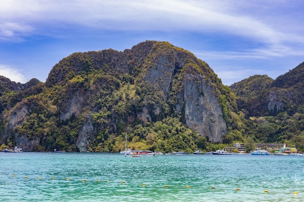 Foto phi phi insel türkisfarbenes meer mit bergen