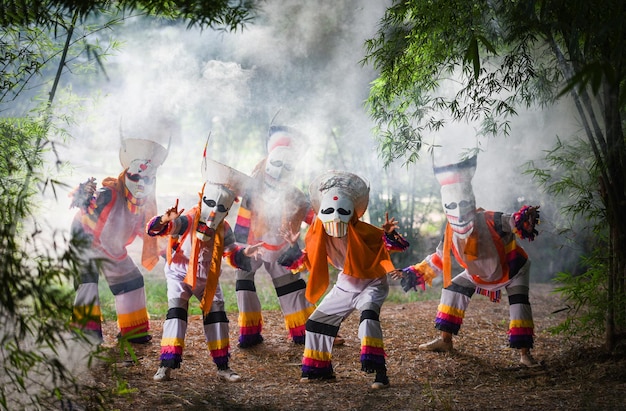 Foto phi ta khon festival máscara de fantasma y traje colorido diversión máscara tradicional de tailandia el espectáculo arte y cultura provincia de loei dan sai festival tailandés phi ta khon o halloween de tailàndia