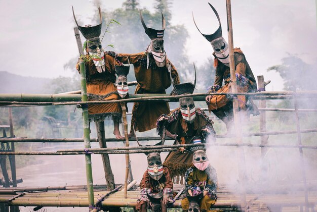 Foto phi ta khon o halloween de tailandia phi ta khon festival máscara de fantasmas y traje colorido diversión máscara tradicional tailandesa el espectáculo arte y cultura provincia de loei dan sai festival tailandés