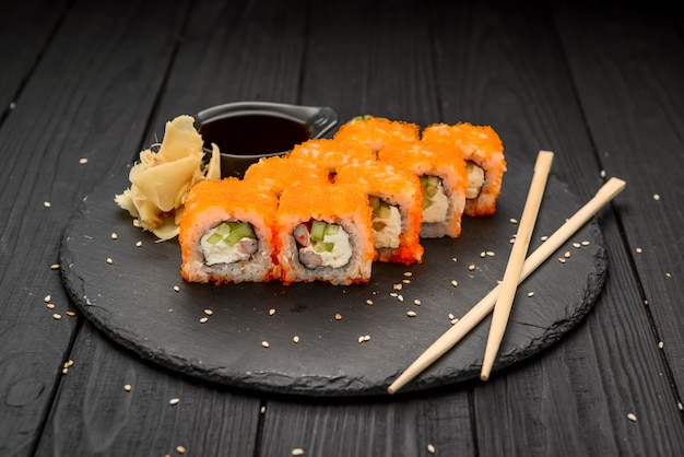 Philadelphia Roll mit frischem Fisch auf Schwarz