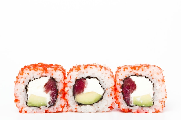 Philadelphia roll, rollos de sushi aislado en blanco