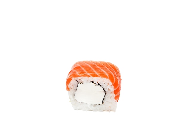Philadelphia roll, rollos de sushi aislado sobre fondo blanco. Colección. Primer plano de una deliciosa comida japonesa con sushi roll.