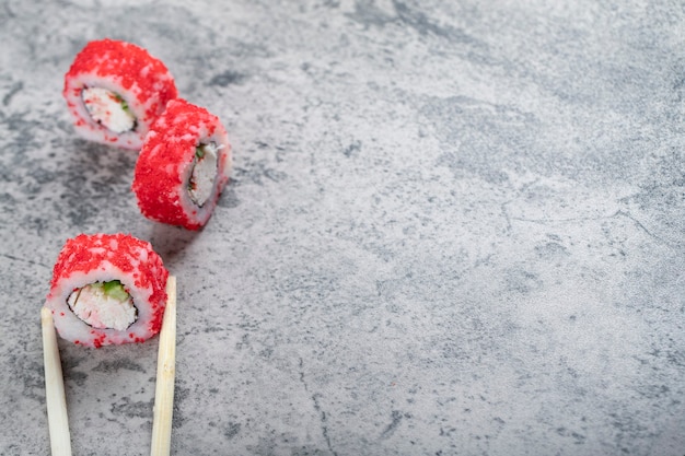 Philadelphia roll con salmón fresco, pepino, queso crema.