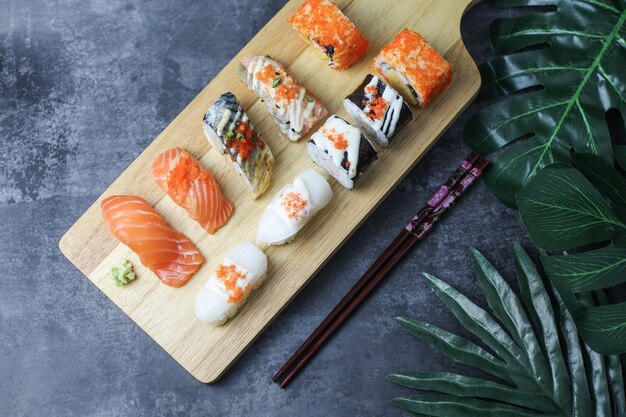 Philadelphia roll sushi con salmón, langostinos, aguacate, queso crema, menú de sushi, comida japonesa