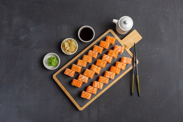 Foto philadelphia sushi roll aus frischem lachs, avocado und frischkäse im inneren. traditionelle japanische küche