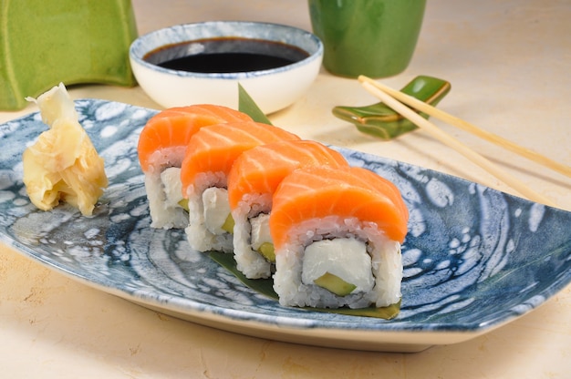 Philadelphia Sushi Roll mit Lachs und Avocado Nahaufnahme