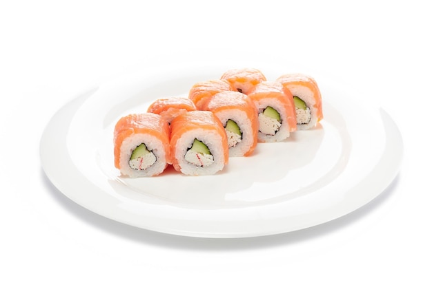 Philadelphia-Sushi-Rolle auf einem isolierten weißen Hintergrund