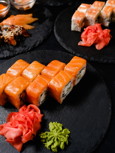 Philadelphia-Sushi-Rollen auf dunklem Hintergrund. Asiatisches Essen. Nationale japanische Küche.