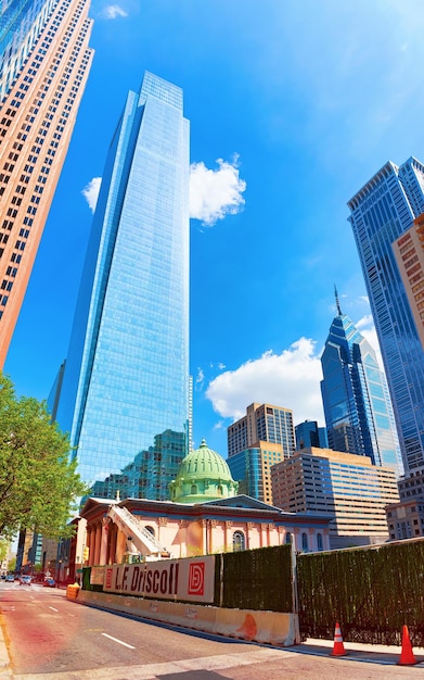 Foto philadelphia, usa - 4. mai 2015: presbyterianische kirche in der arch street in philadelphia, pennsylvania, usa. touristen auf der straße.