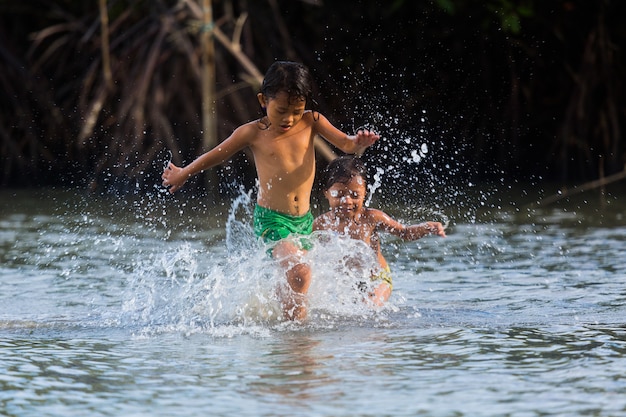 Philippinen Cebu Island kann philippinische Kinder haben Spaß auf See