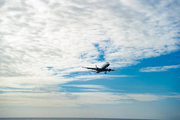 Philipsburg Sint Maarten 24 de janeiro de 2016 avião JetBlue Airways no céu