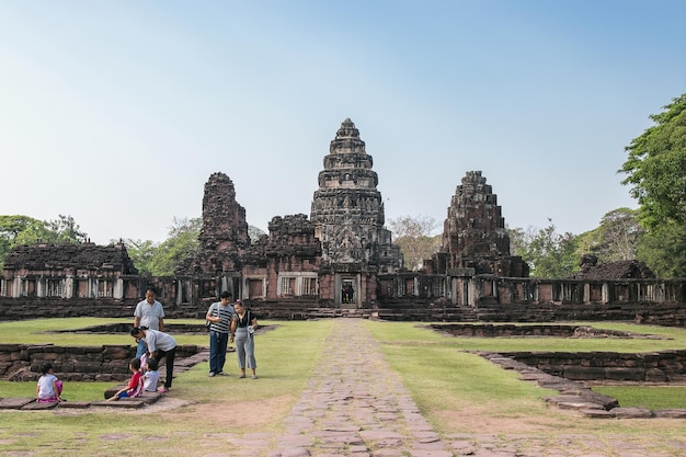 PHIMAI THAILAND FEBRUÁRIO 26 2018 Pessoas viajam no parque histórico de Phimai Parque histórico de phimai tailandês