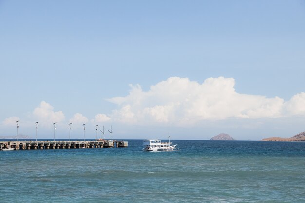 Phinisi-Boot segelt auf dem Meer vorbei am Pier