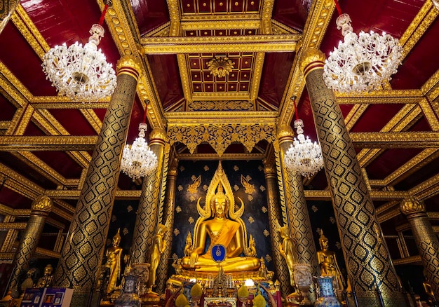 Phitsanulok, TAILÂNDIA - 23 DE FEVEREIRO DE 2021: A estátua de Buda dourado na província de Phitsanulok, templo de Wat Phra Sri Rattana Mahathat, o nome é Phra Buddha Chinnarat, Phitsanulok na Tailândia.