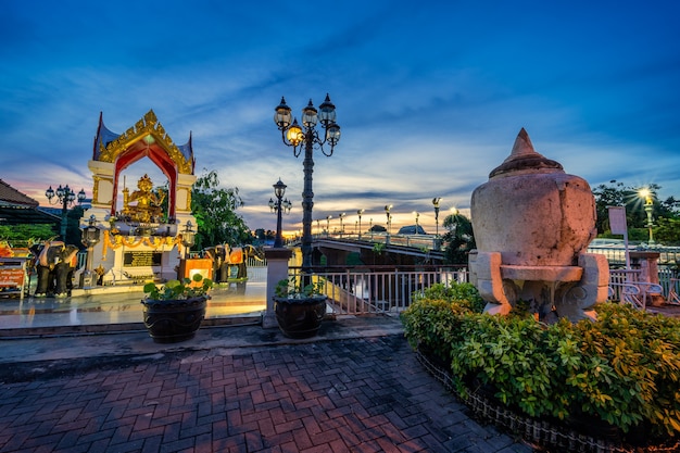 PHITSANULOK, TAILÂNDIA - September11,2020: Thao Maha Brahma ou Santuário Erawan das luzes na ponte (Eka Thot Sa Root Bridge) em Phitsanulok, Tailândia.