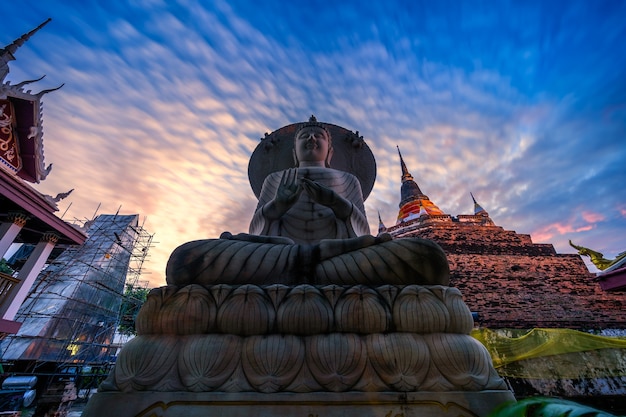 PHITSANULOK, TAILANDIA - Octubre 10,2020: La estatua de Buda y Phra Chedi Luang en el templo (en tailandés: Wat Ratchaburana) es un templo budista. Es una importante atracción turística en Phitsanulok, Tailandia.