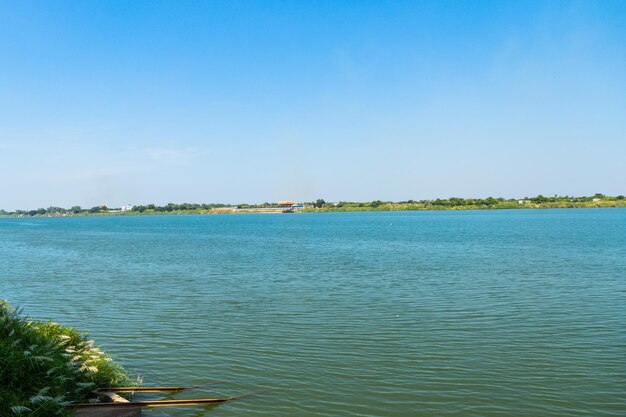 Foto phnom penh camboya a orillas del río mekong