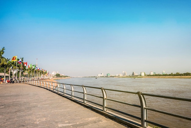 Foto phnom penh riverside garden walk way