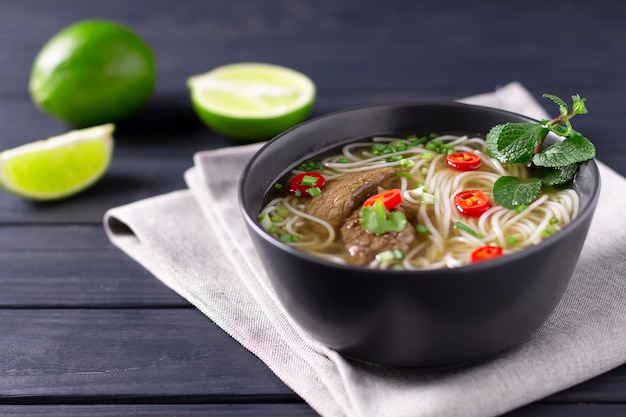 Pho bo - sopa vietnamita de macarrão de arroz fresco com carne, ervas, limão e pimenta. prato nacional vietnamita.