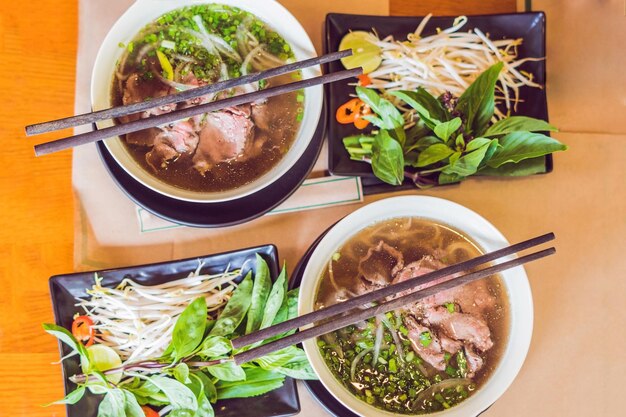 Pho Bo: sopa vietnamita de fideos de arroz fresco con carne de res, hierbas y chile. Plato nacional de Vietnam