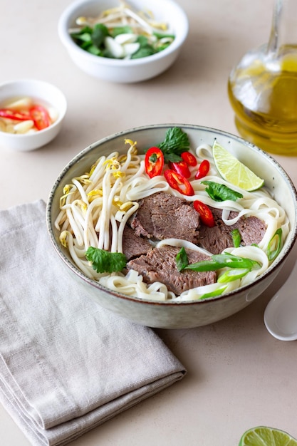 Pho Bo vietnamesische Suppe mit Rindfleisch Asiatische Küche Nationale Küche