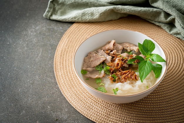 Pho Bo vietnamesische Suppe mit Schweinefleisch und Reisnudeln