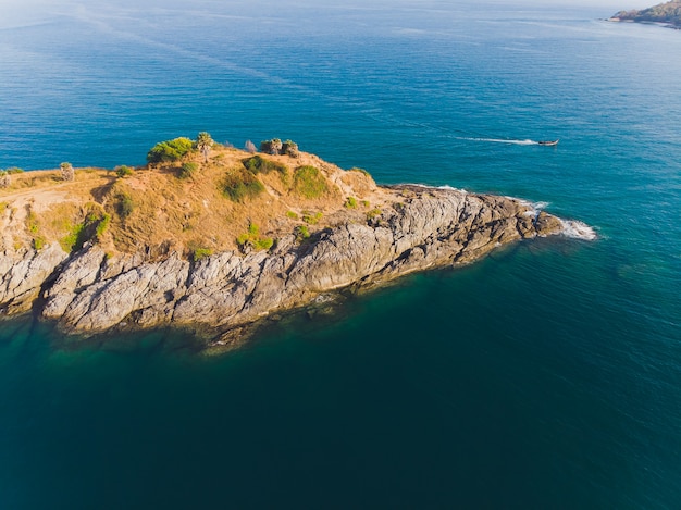 Foto phomthep o promthep icono de la cueva de phuket, tailandia. vista aérea de la cámara de aviones no tripulados del punto de vista de la cueva phromthep en phuket.