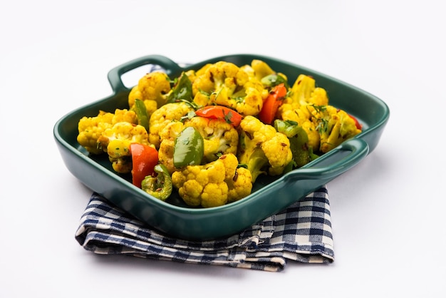 Foto phool indiano gobi shimla mirch sabji receita ou capsicum couve-flor sabzi um prato de vegetais secos saudáveis e caseiros