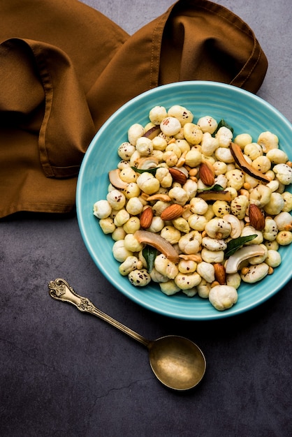 Phool makhana chivda é um petisco crocante e saudável da índia, perfeito para a hora do chá. servido em uma tigela ou prato. foco seletivo