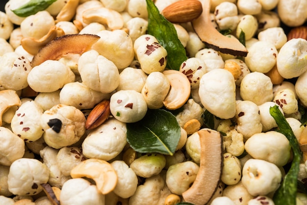 Phool Makhana Chivda é um petisco crocante e saudável da Índia, perfeito para a hora do chá. Servido em uma tigela ou prato. Foco seletivo